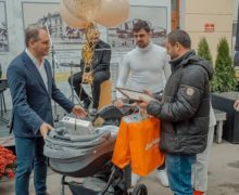 Мэр Кишинева вручил диплом и подарки первому ребенку, родившемуся в День города