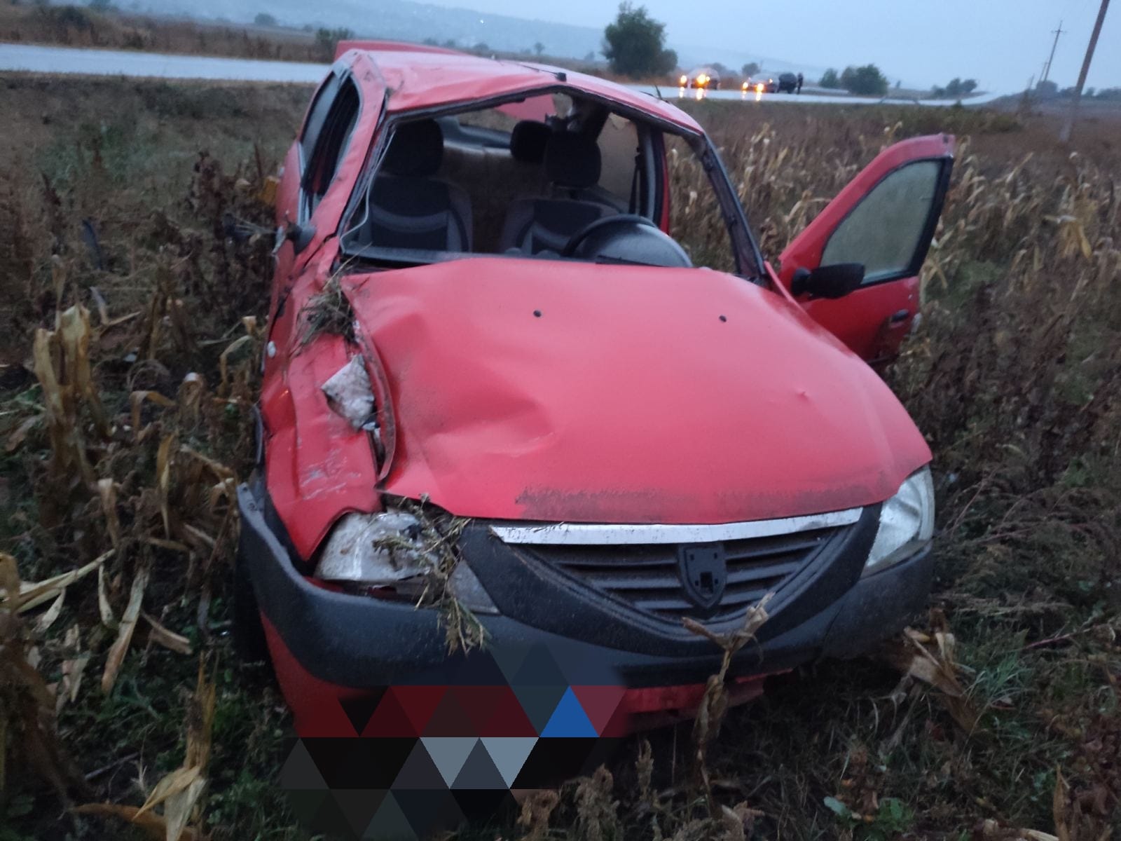 FOTO Accident în raionul Ialoveni: o mașină s-a inversat de câteva ori. Pasagera de 43 de ani a murit pe loc 