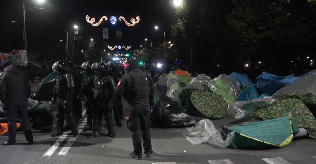 FOTO Poliția a intervenit pentru a debloca bulevardul Ștefan cel Mare: „Organizatorii protestului au încălcat intenționat cerințele”
