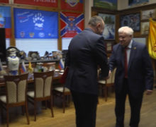 VIDEO Conducerea PSRM s-a întâlnit cu deputatul rus Mironov pe fundalul drapelului autoproclamatei republici Lugansk