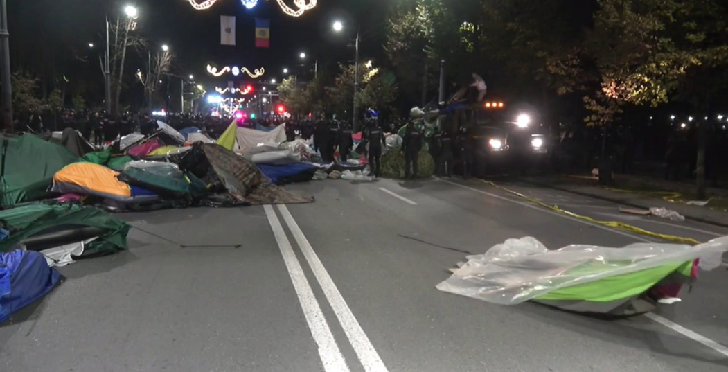 FOTO Poliția a intervenit pentru a debloca bulevardul Ștefan cel Mare: „Organizatorii protestului au încălcat intenționat cerințele”
