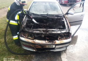 (VIDEO) O mașină a luat foc la Băcioi. Pompierii – la locul incendiului 
