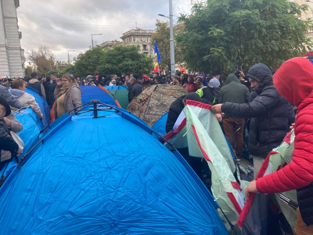 (ФОТО) Участники протеста партии «Шор» установили палатки у здания Генпрокуратуры