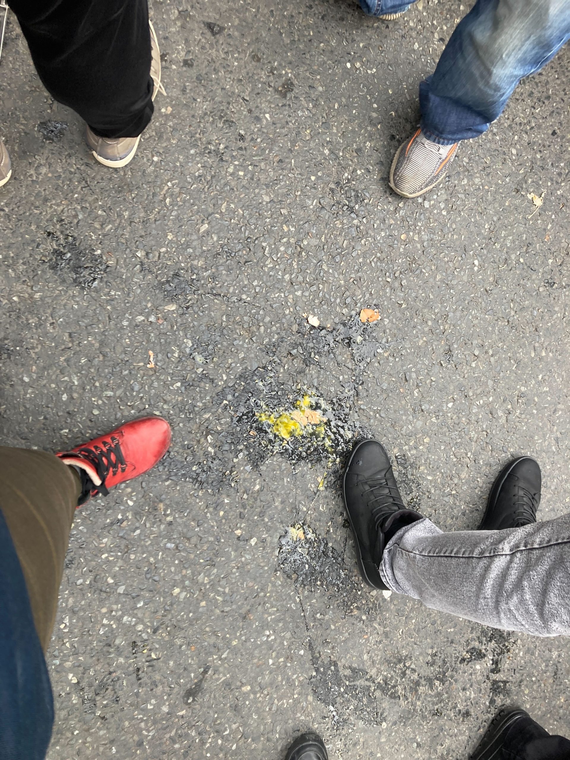 (ФОТО) В Кишиневе сторонники Шора забросали полицию яйцами