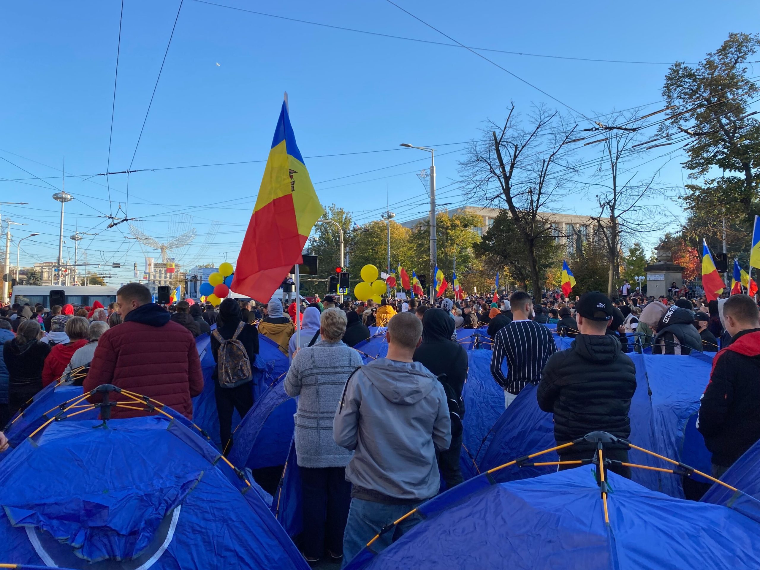 FOTO Protestatarii au instalat noi corturi în centrul capitalei 