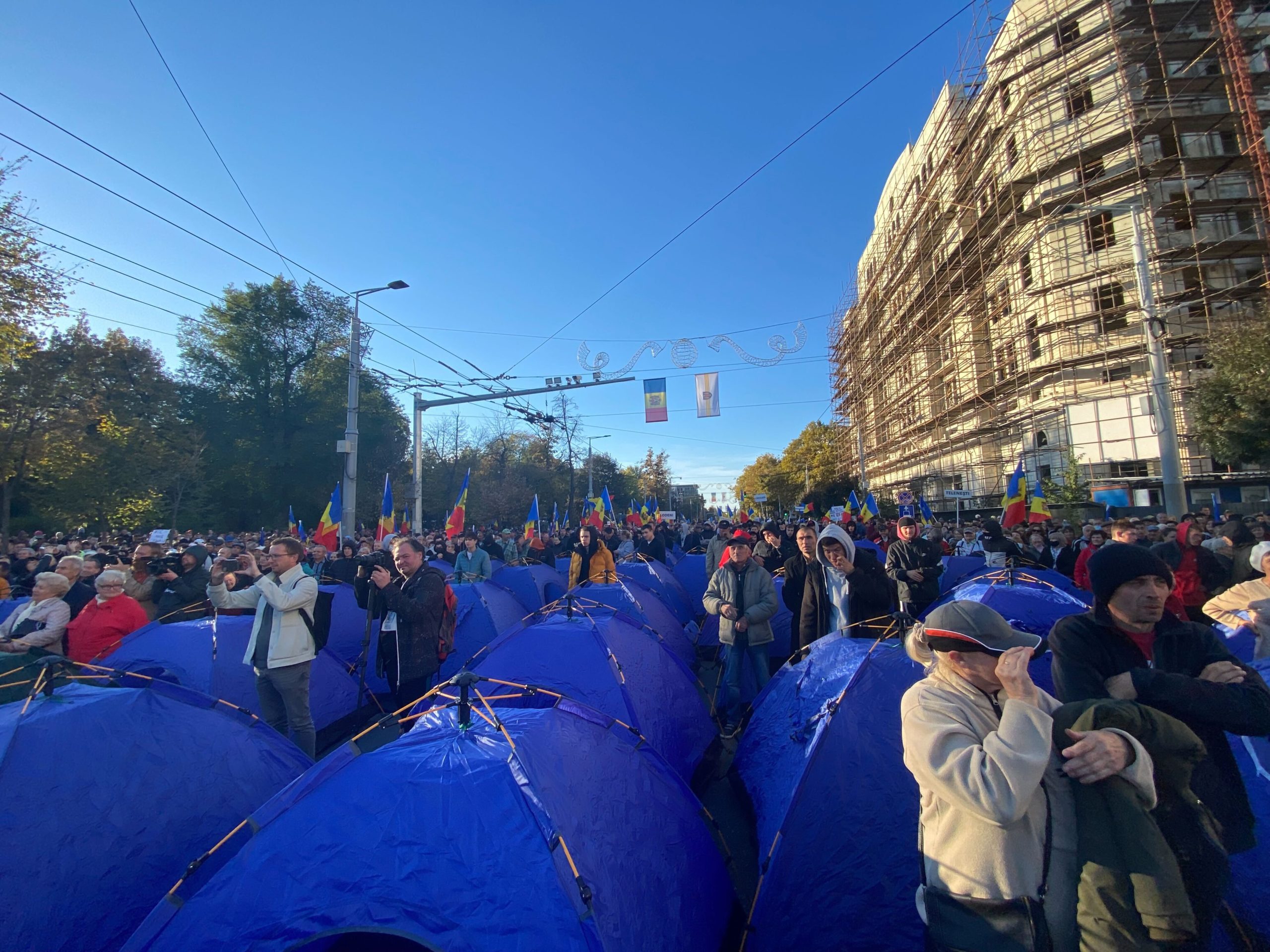 FOTO Protestatarii au instalat noi corturi în centrul capitalei 