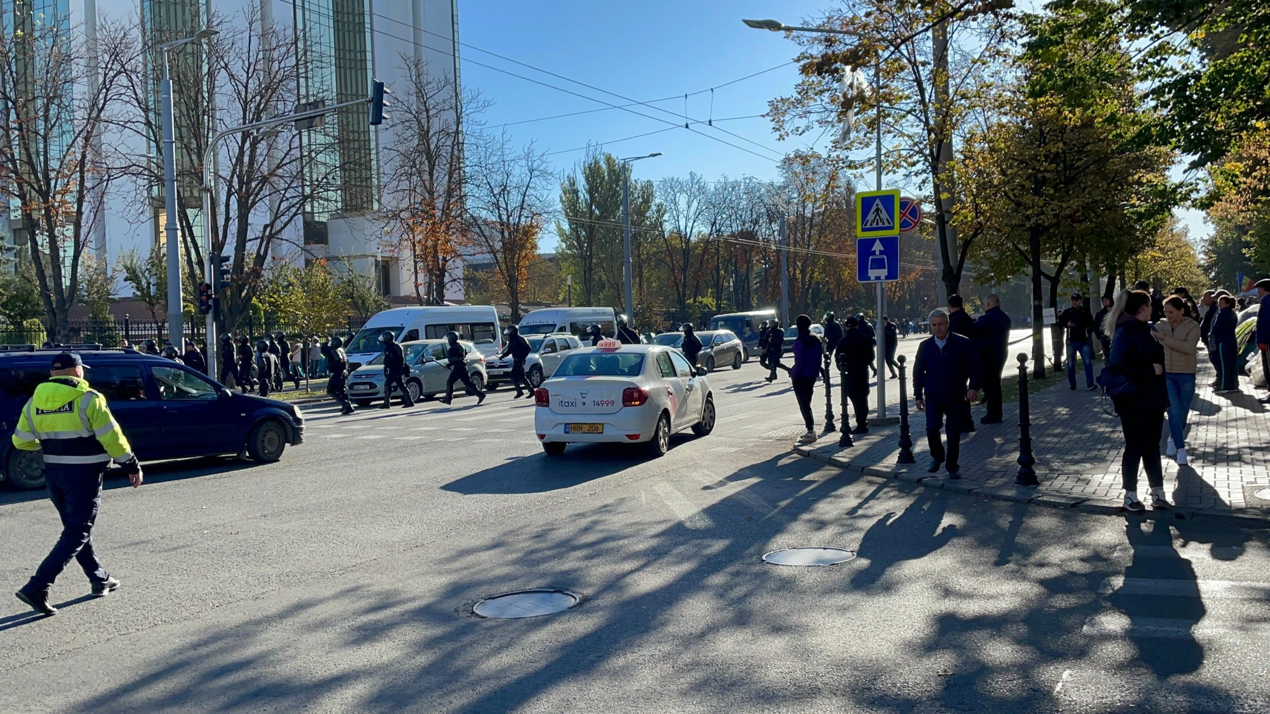 FOTO/VIDEO Bulevardul Ștefan cel Mare a fost deblocat. Corturile din mijlocul străzii - evacuate de poliție