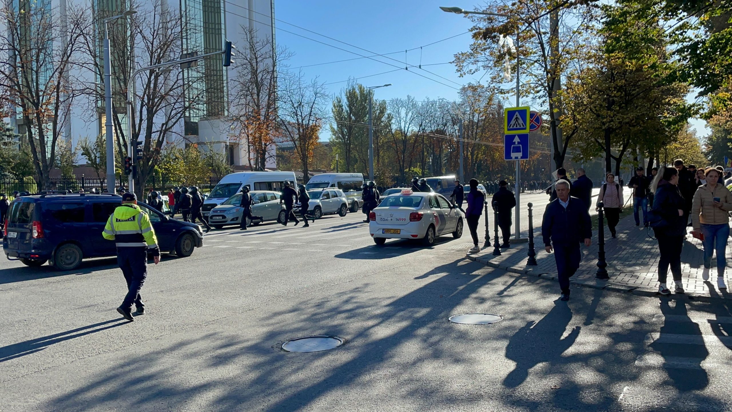 FOTO/VIDEO Bulevardul Ștefan cel Mare a fost deblocat. Corturile din mijlocul străzii - evacuate de poliție