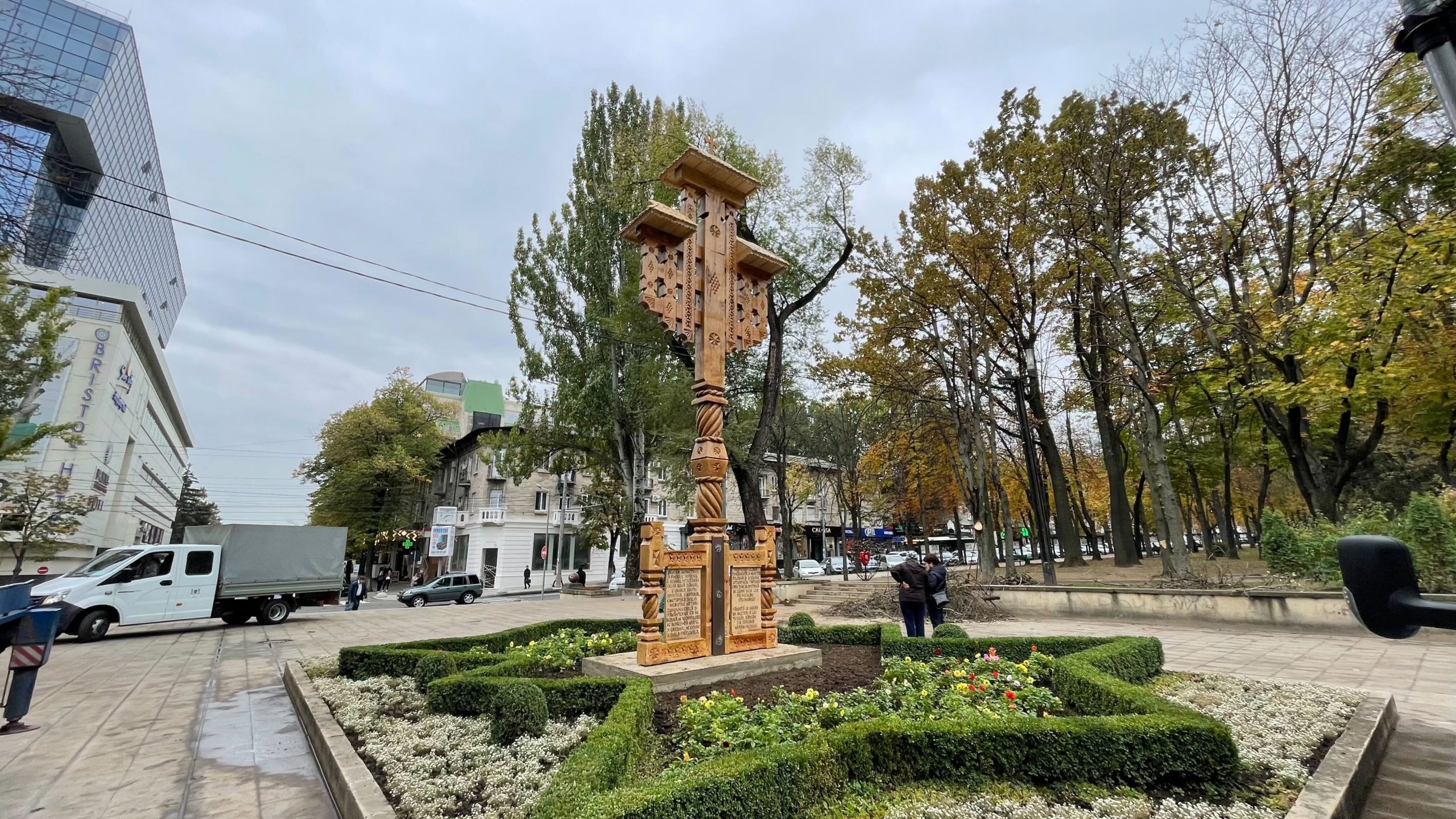 (ФОТО) В центре Кишинева установили новый Поклонный крест для «молитв прохожих»