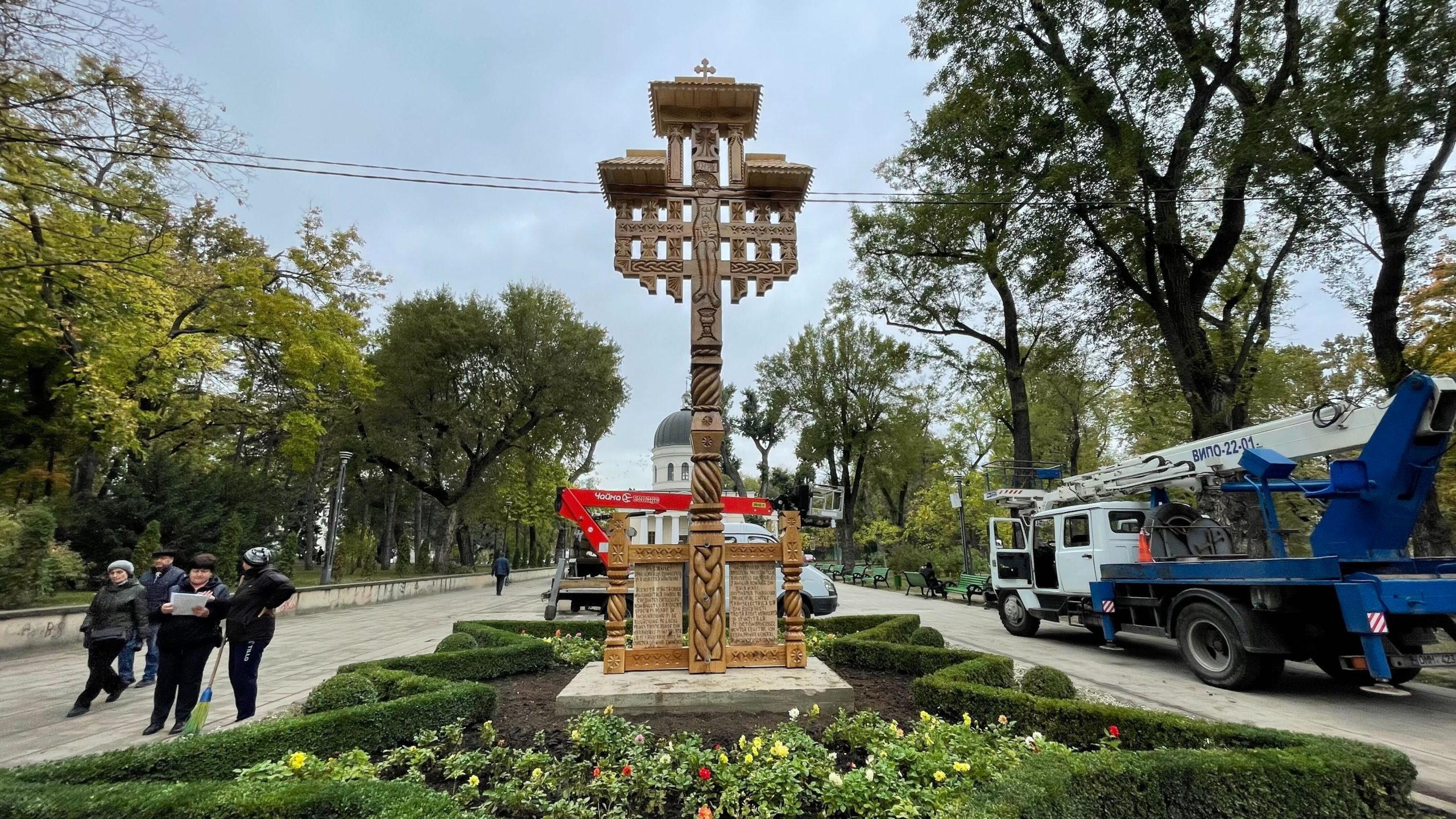 (ФОТО) В центре Кишинева установили новый Поклонный крест для «молитв прохожих»