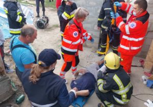 (ФОТО) В Криулянском районе на мужчину упала бетонная плита. На место прибыли три бригады спасателей