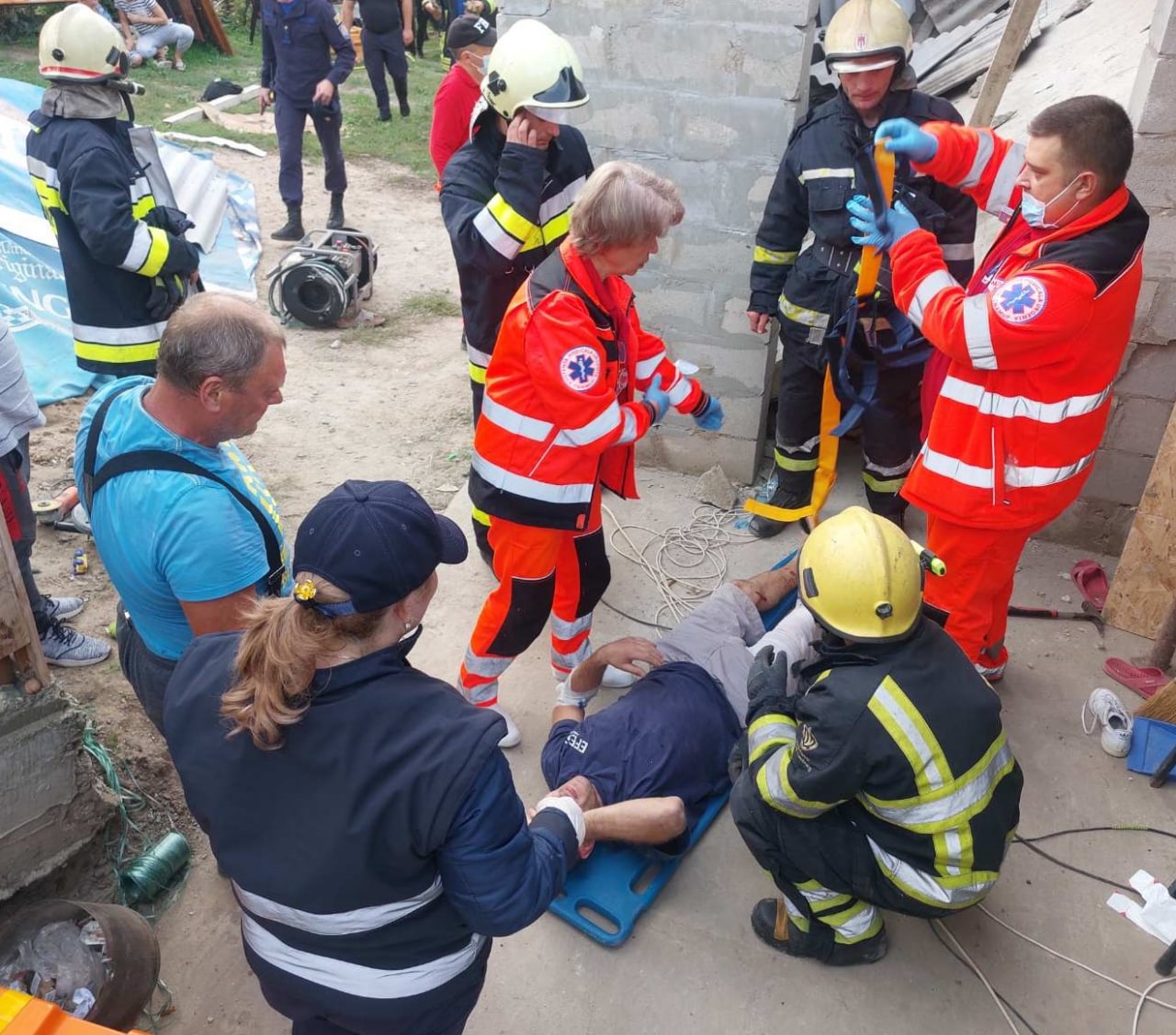 FOTO Criuleni: un bărbat a ajuns la spital, după ce podul unei construcții i-a căzut peste picior