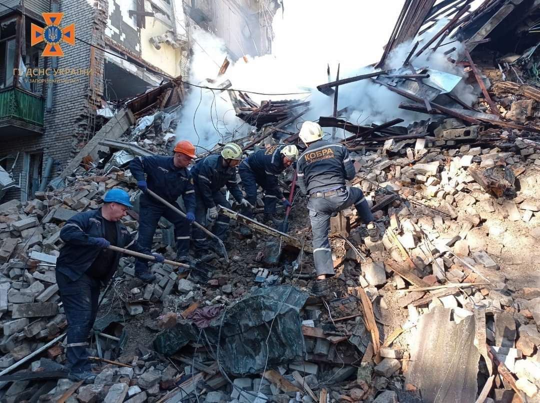 FOTO Două clădiri din Zaporojie, distruse: 11 persoane au decedat. Autoritățile: „Inamicul a lansat un nou atac. Intrați în adăposturi”