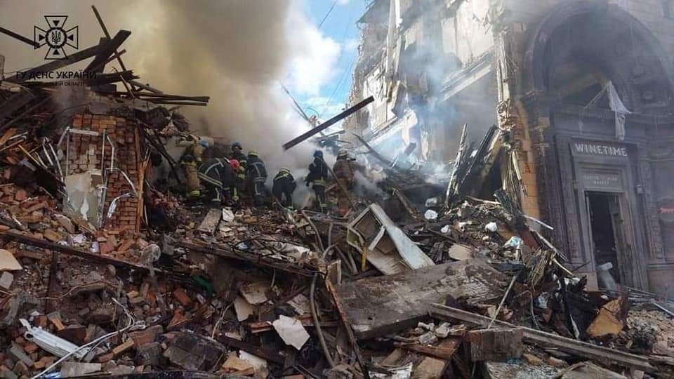 FOTO Două clădiri din Zaporojie, distruse: 11 persoane au decedat. Autoritățile: „Inamicul a lansat un nou atac. Intrați în adăposturi”