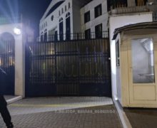 Мужчина, который написал на воротах посольства России «Путин — убийца», рассказал о случившемся