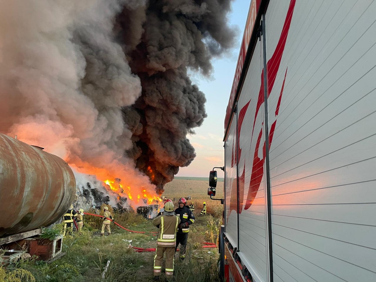 FOTO Incendiu la un depozit de pe strada Uzinelor din Chișinău. 8 echipe de pompieri, la fața locului 