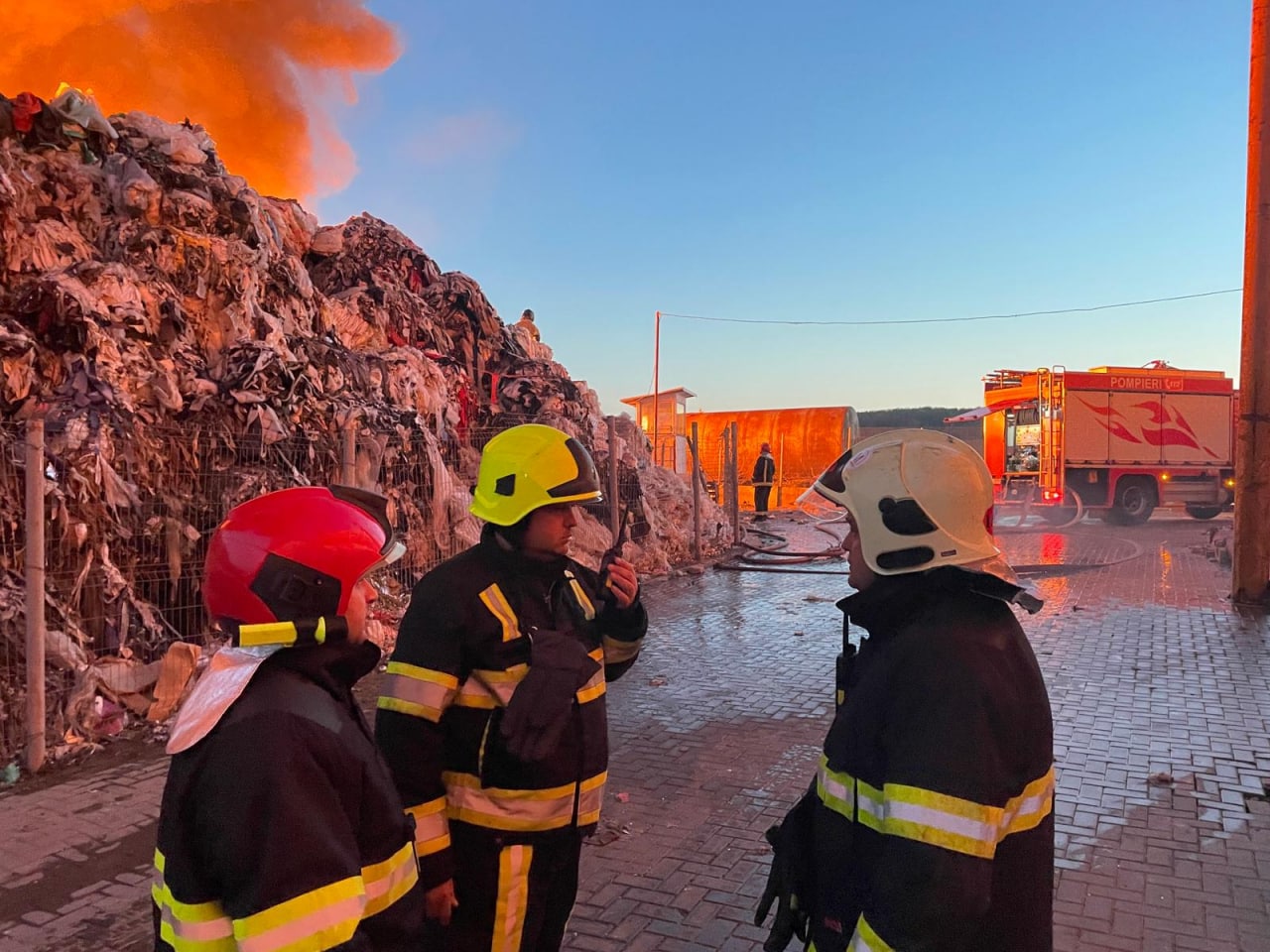 FOTO Incendiu la un depozit de pe strada Uzinelor din Chișinău. 8 echipe de pompieri, la fața locului 