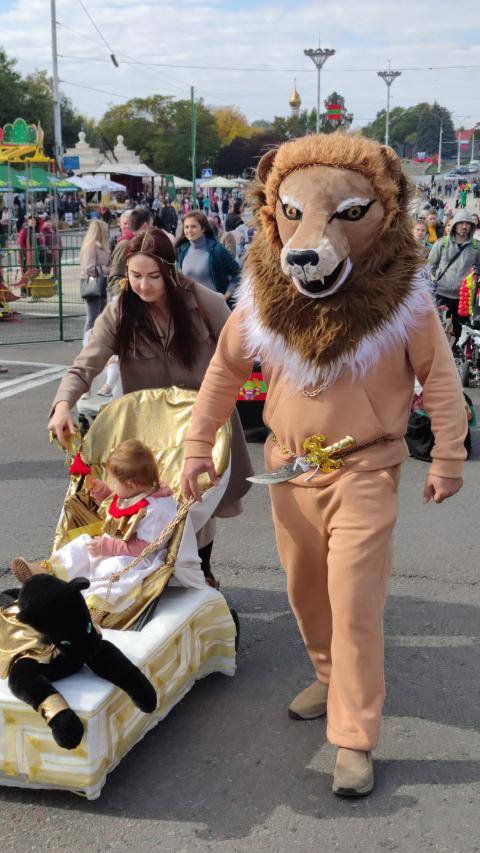 FOTO/VIDEO Harry Potter, Daenerys Targaryen sau Baba cloanța - la Tiraspol. Cum s-a desfășurat parada cărucioarelor din acest an