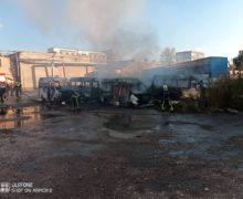 (ФОТО) На Чеканах загорелись 8 брошенных автомобилей и прицеп от фуры