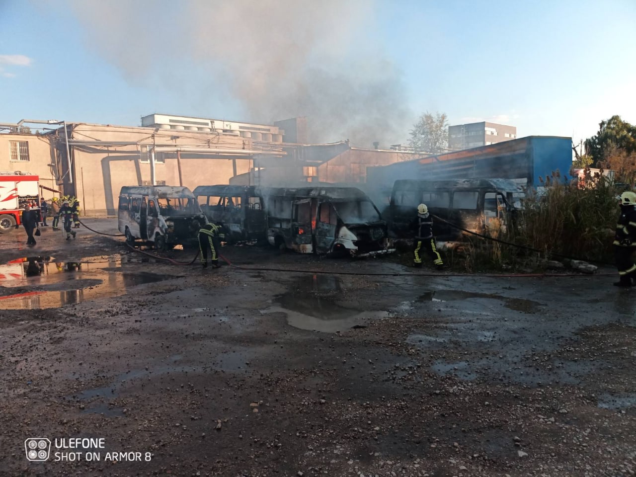 (ФОТО) На Чеканах загорелись 8 брошенных автомобилей и прицеп от фуры