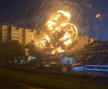 (ВИДЕО) В российском городе Ейск военный самолет упал возле жилого дома