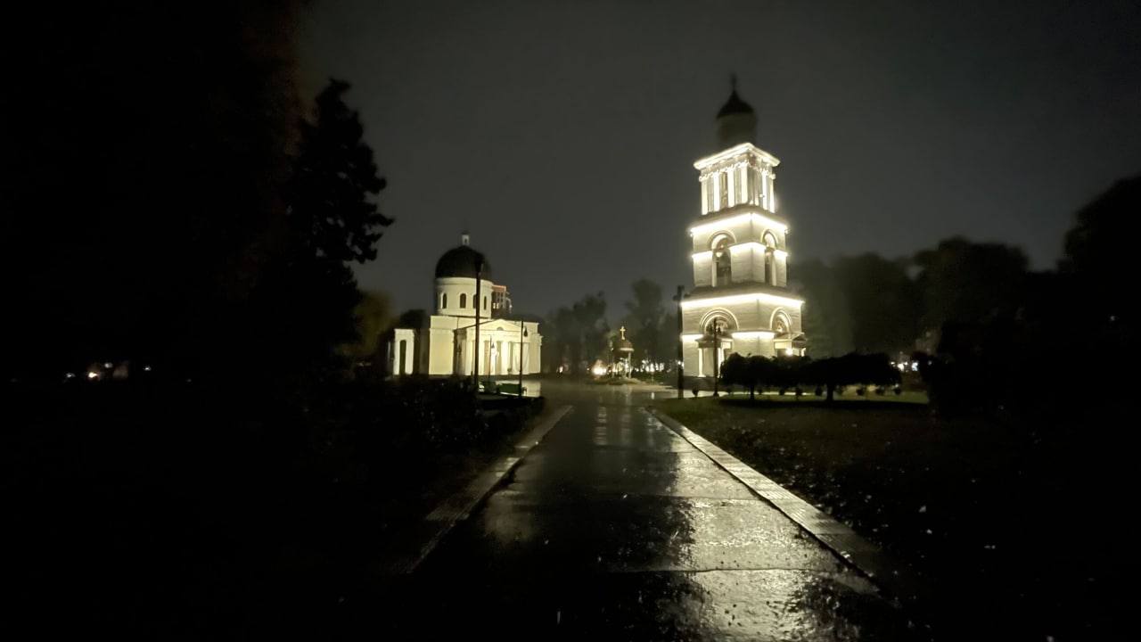 (ФОТО) В Кишиневе начали отключать уличное освещение для экономии электроэнергии