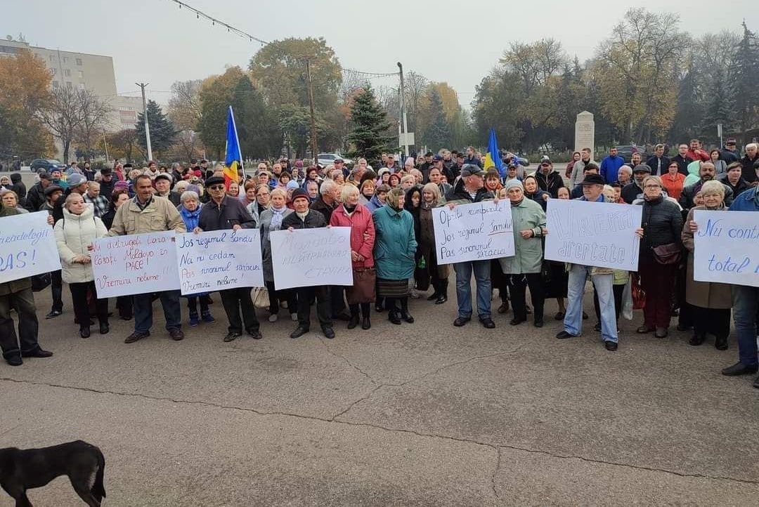 FOTO Socialiștii au ieșit azi la proteste: „Jos mâinile de pe aleșii locali”