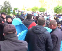 VIDEO Șor le-a dat comanda. Îmbrânceli între protestatari și poliție, după ce s-a încercat blocarea intrării în Procuratură