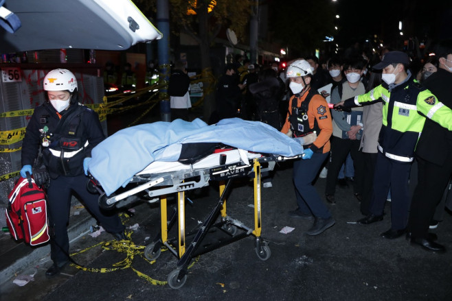(ФОТО) В Сеуле более 150 человек погибли из-за давки во время празднования Хеллоуина