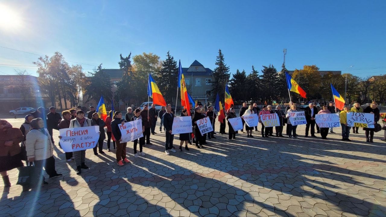 FOTO Socialiștii au ieșit azi la proteste: „Jos mâinile de pe aleșii locali”