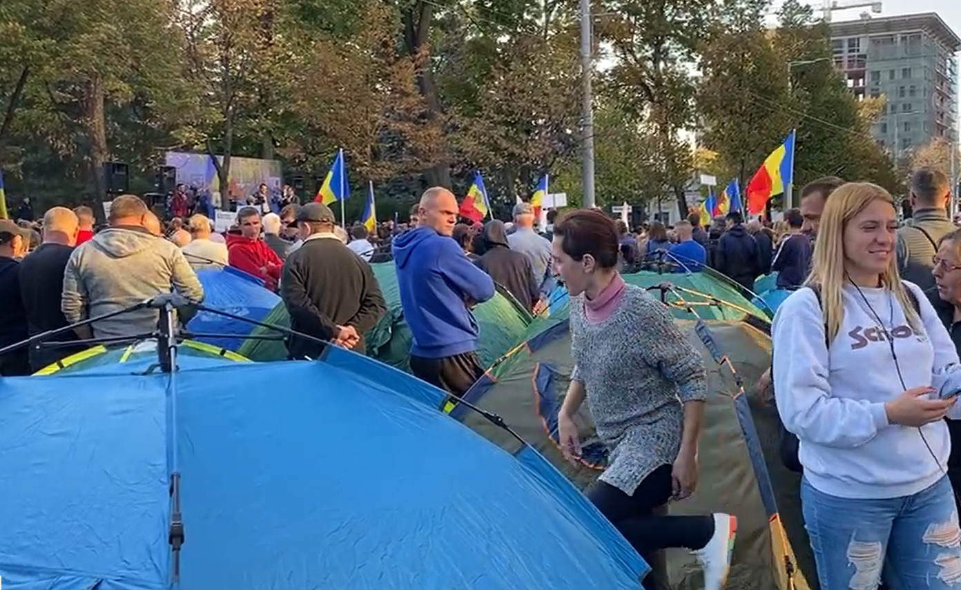 В Кишиневе протестующие установили палатки на проезжей части пр-та Штефана чел Маре