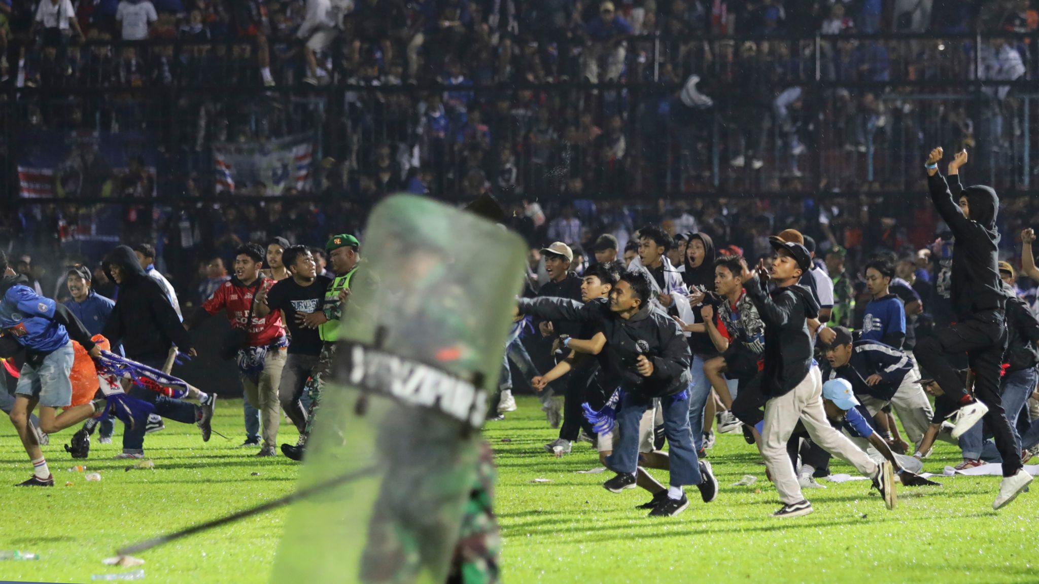 (ФОТО) В Индонезии более 120 человек погибли в ходе беспорядков после футбольного матча