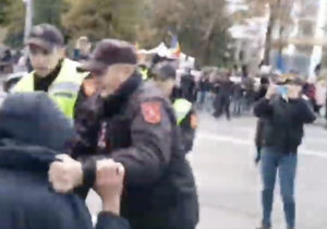 (ВИДЕО) Протестующие Шора снова пытались заблокировать часть проспекта Штефана чел Маре. Двое задержаны