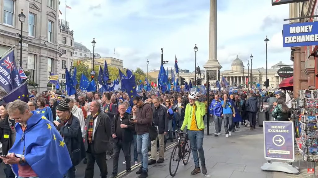 FOTO S-au săturat de Brexit. Mii de britanici cer revenirea Regatului Unit în Uniunea Europeană