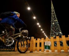 (ВИДЕО) В Будапеште прохожие крутят педали, чтобы зажечь рождественскую гирлянду