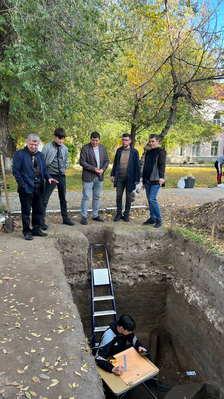FOTO Cimitir vechi de cinci secole, descoperit în centrul Chișinăului: fiecare mormânt are câte o monedă