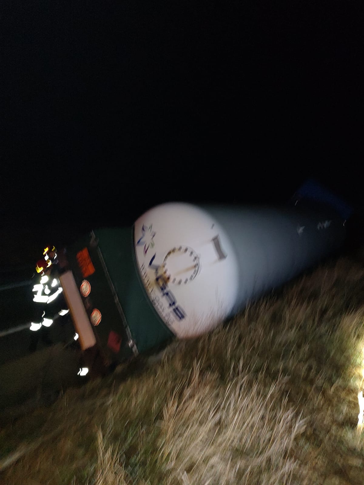 (FOTO) O autocisternă înmatriculată în R. Moldova, care transporta 19 tone de gaz lichefiat, s-a răsturnat în apropiere de Vama Albița
