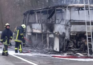 (ФОТО) Возле Страшен загорелся автобус, который вез людей в Кишинев на протест (ОБНОВЛЕНО)