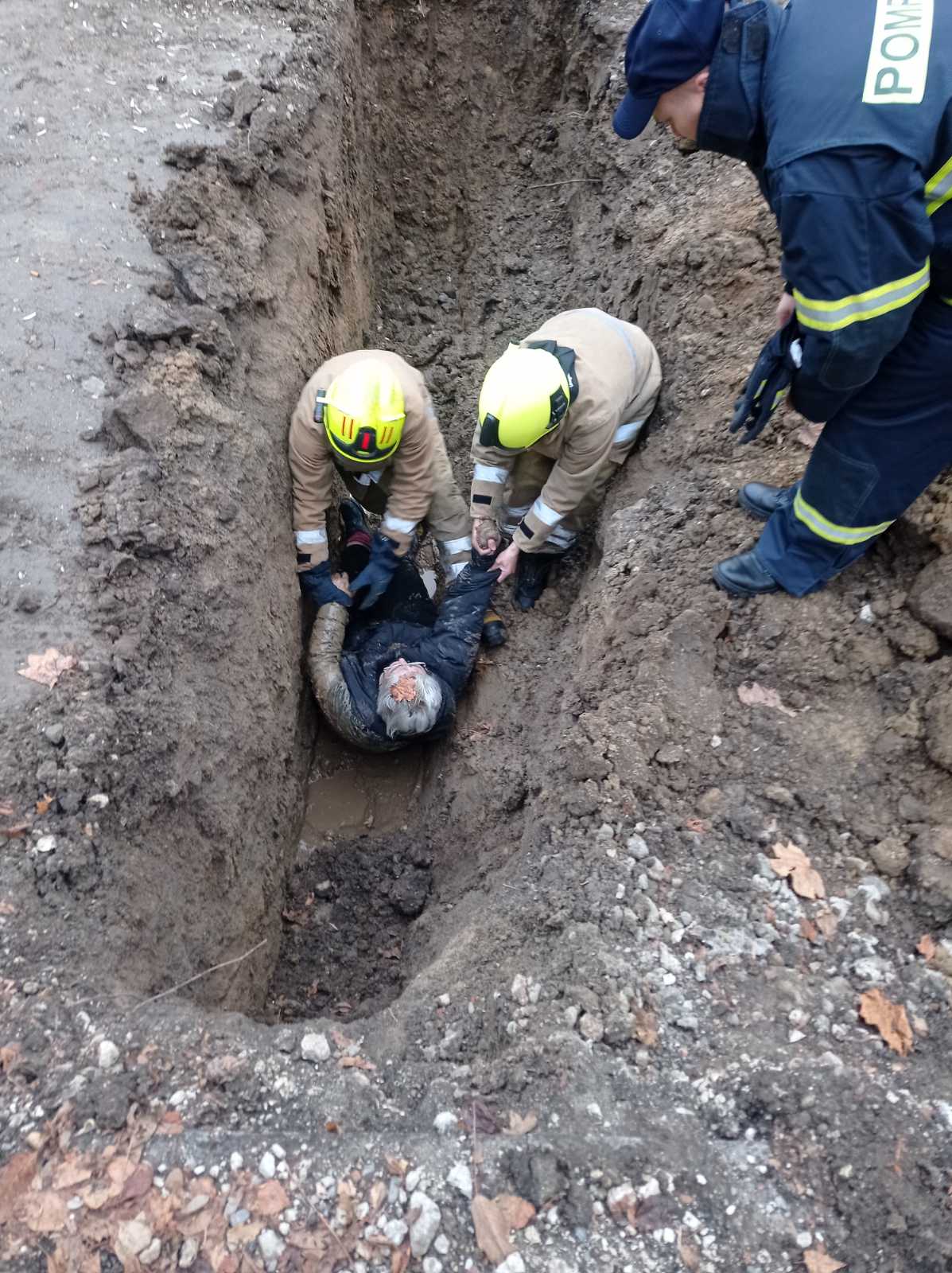 (FOTO) O femeie din Ungheni a căzut într-o groapă de 2 metri, săpată de muncitorii care reparau drumul