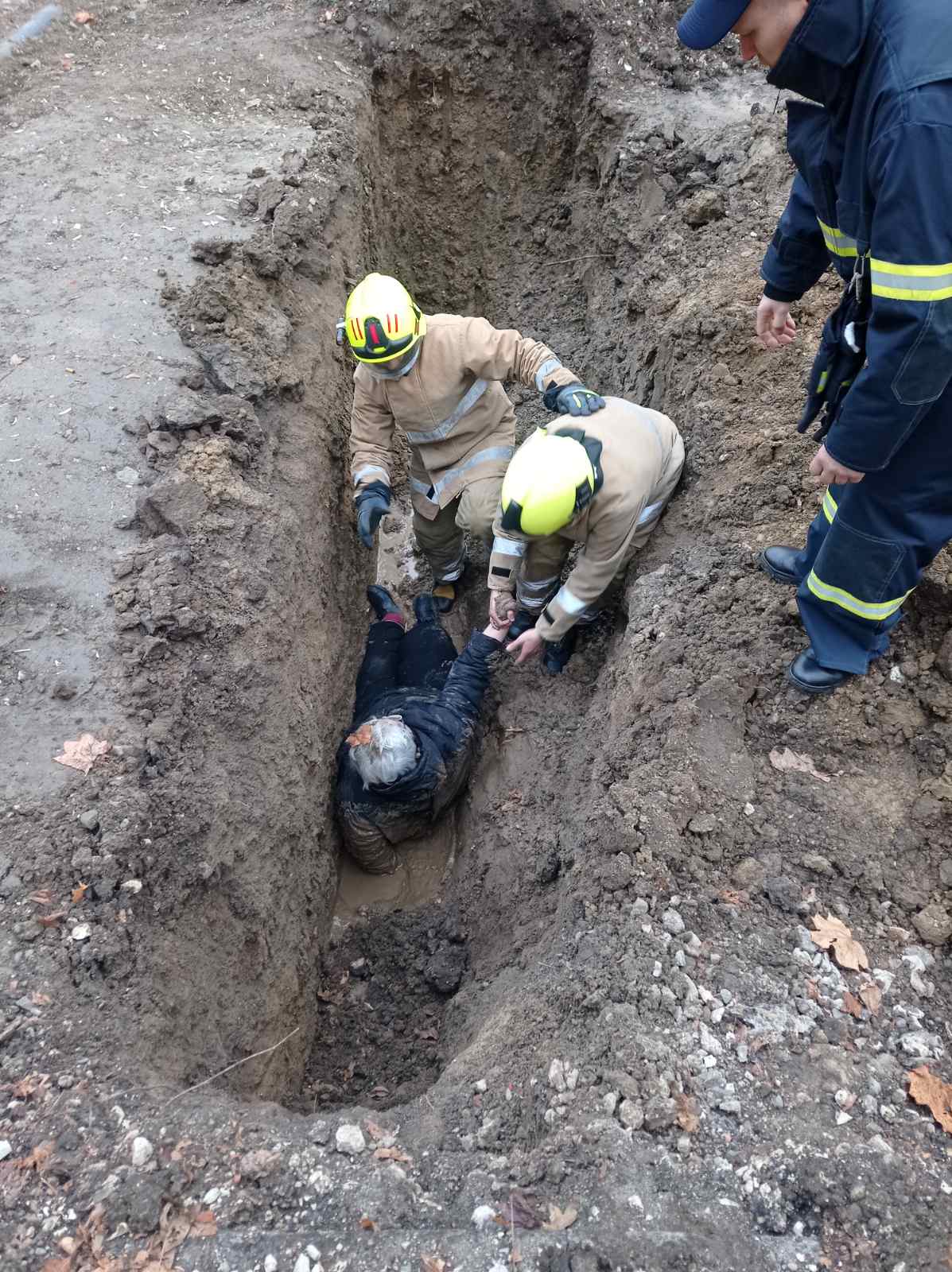(FOTO) O femeie din Ungheni a căzut într-o groapă de 2 metri, săpată de muncitorii care reparau drumul
