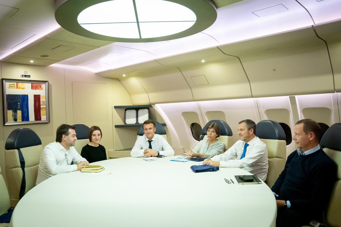 FOTO Maia Sandu pleacă spre Paris, într-un avion cu Emmanuel Macron