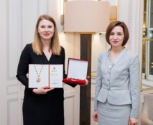 Майя Санду в Париже вручила Орден Республики молдавской писательнице Татьяне Цыбуляк
