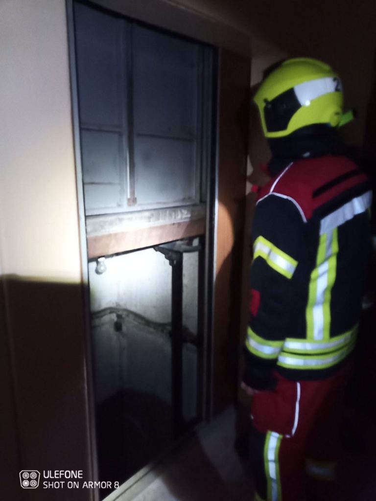 (FOTO) Au rămas blocați în lift din cauza penei de curent. Câți chișinăuieni au avut nevoie de intervenția pompierilor?