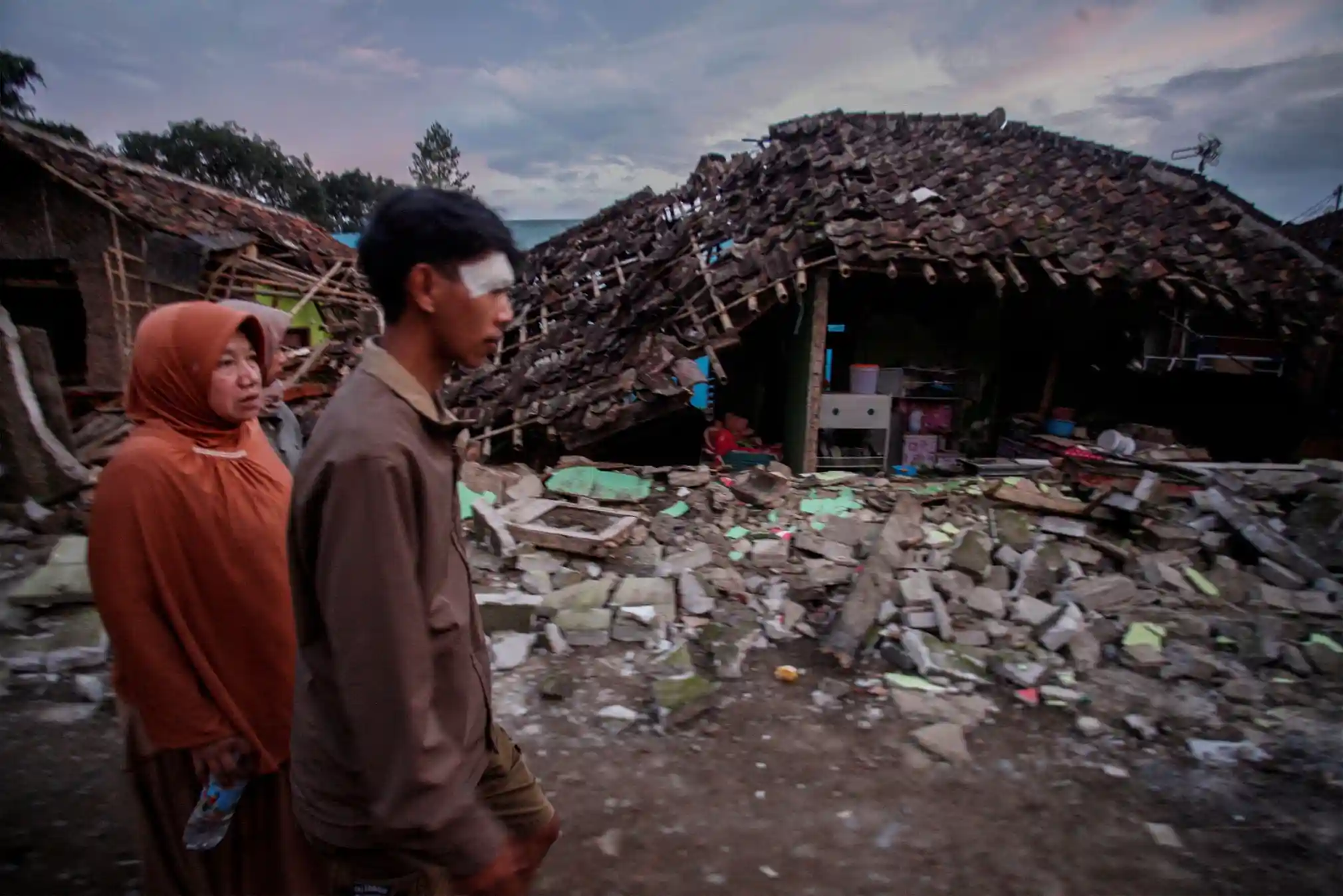 (FOTO) 162 de morți în Indonezia în urma unui cutremur