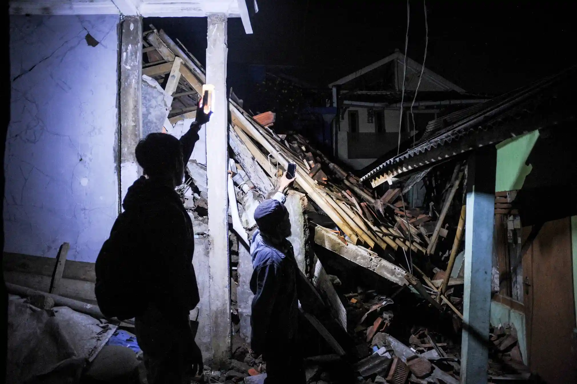 (FOTO) 162 de morți în Indonezia în urma unui cutremur