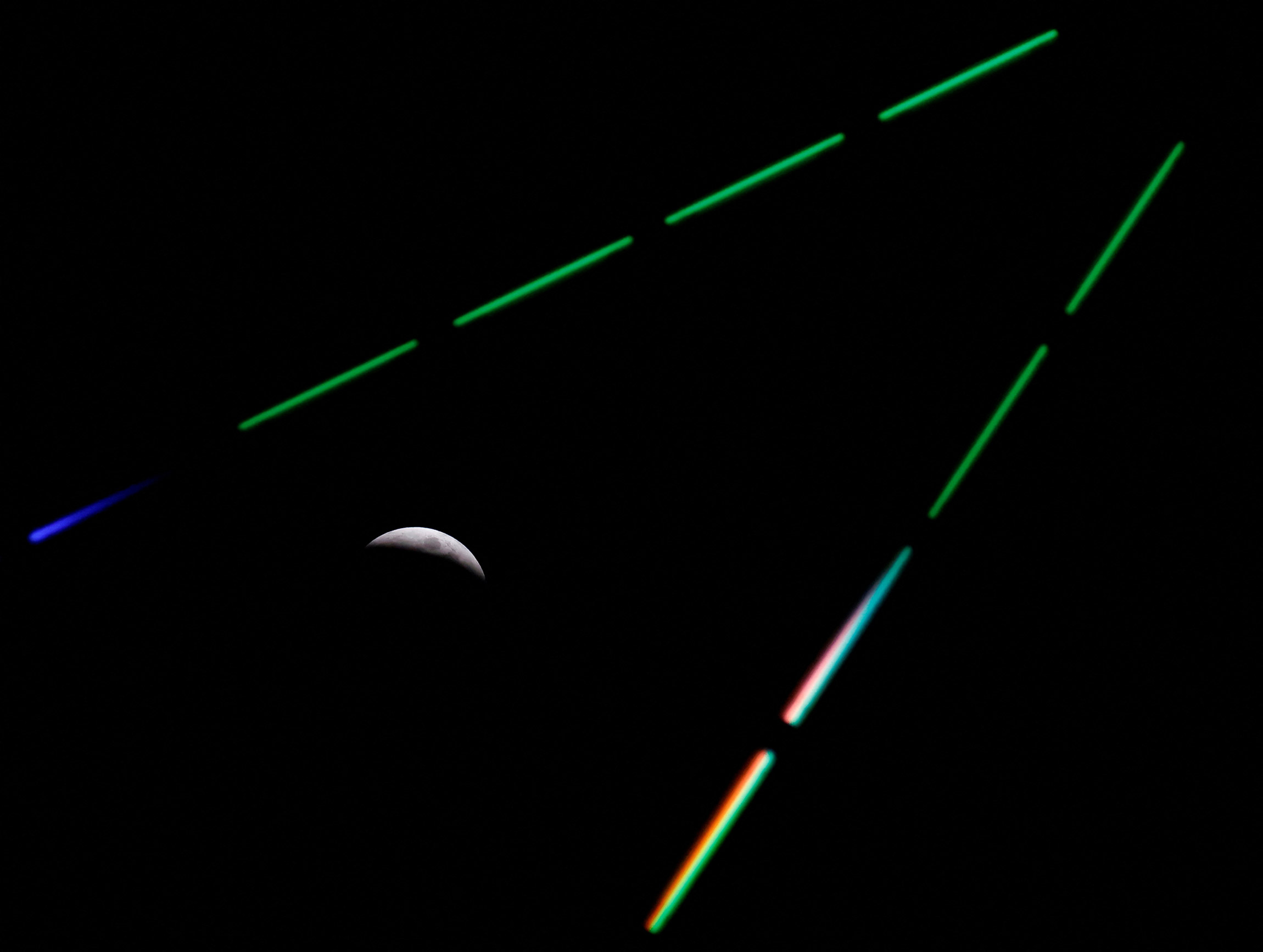 (ФОТО) Полное лунное затмение. Как это выглядело в разных частях мира