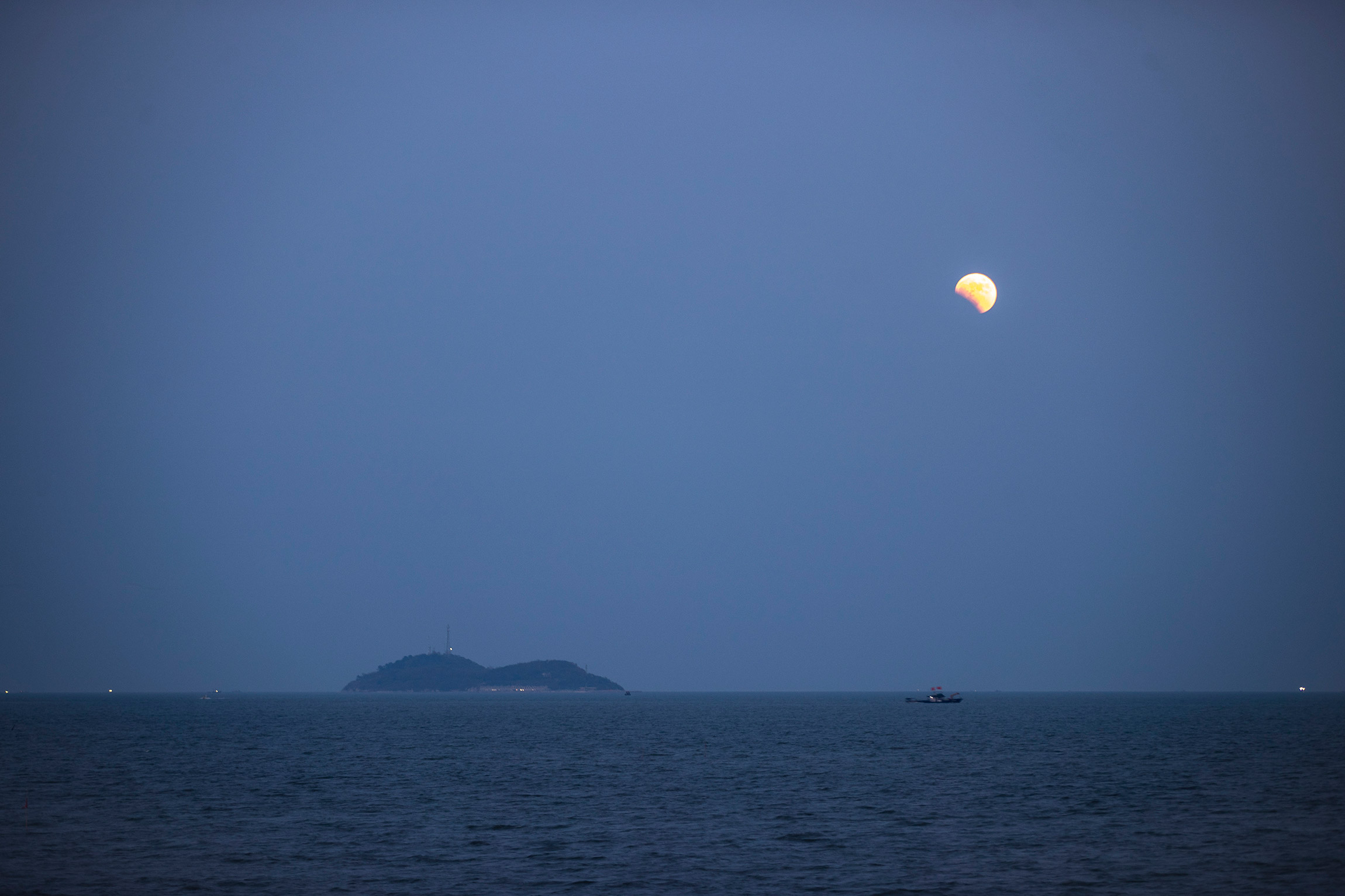 (ФОТО) Полное лунное затмение. Как это выглядело в разных частях мира