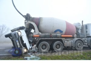 (FOTO) Accident grav la Soroca. A fost nevoie de descarcerare, după ce un microbuz a intrat în coliziune cu un camion-betonieră