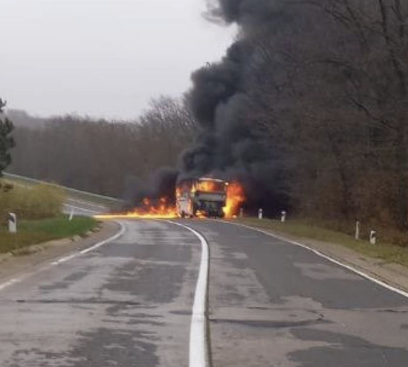 (ФОТО) Возле Страшен загорелся автобус, который вез людей в Кишинев на протест (ОБНОВЛЕНО)