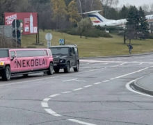 Депортированного из России блогера Некоглая встретили в Кишиневе на розовом лимузине